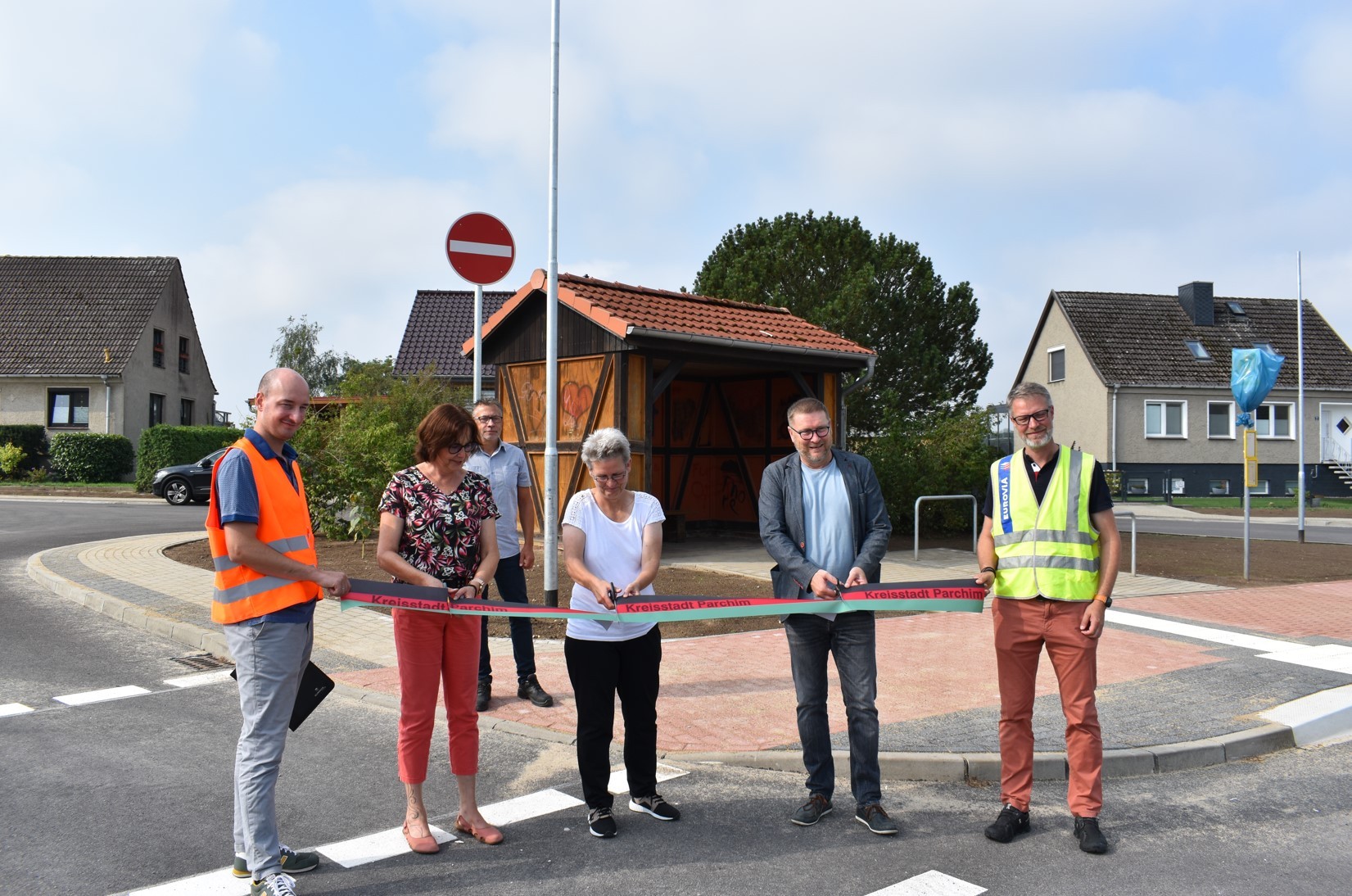 Dominique Matthée (Bauleiter Eurovia), Sabine Dittmer (FB 6 Bau und Stadtentwicklung), Andrea Bickel (Planungsbüro IBD Ingenieursgesellschaft mbH), Bürgermeister Dirk Flörke und Daniel Sommer (Zweigstellenleiter Eurovia Kavelstorf) bei der feierlichen Übergabe des Bergeweges im Parchimer Ortsteil Damm.