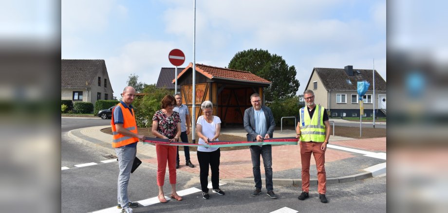 Dominique Matthée (Bauleiter Eurovia), Sabine Dittmer (FB 6 Bau und Stadtentwicklung), Andrea Bickel (Planungsbüro IBD Ingenieursgesellschaft mbH), Bürgermeister Dirk Flörke und Daniel Sommer (Zweigstellenleiter Eurovia Kavelstorf) bei der feierlichen Übergabe des Bergeweges im Parchimer Ortsteil Damm.