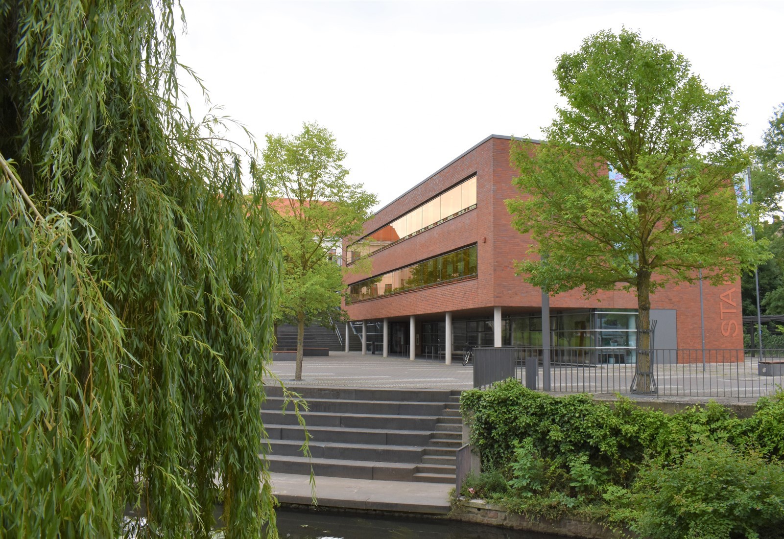Stadthaus Parchim mit Bäumen im Vordergrund