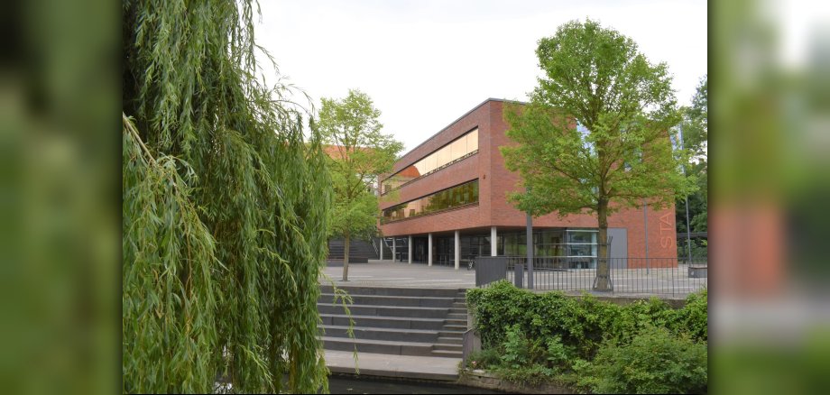 Stadthaus Parchim mit Bäumen im Vordergrund