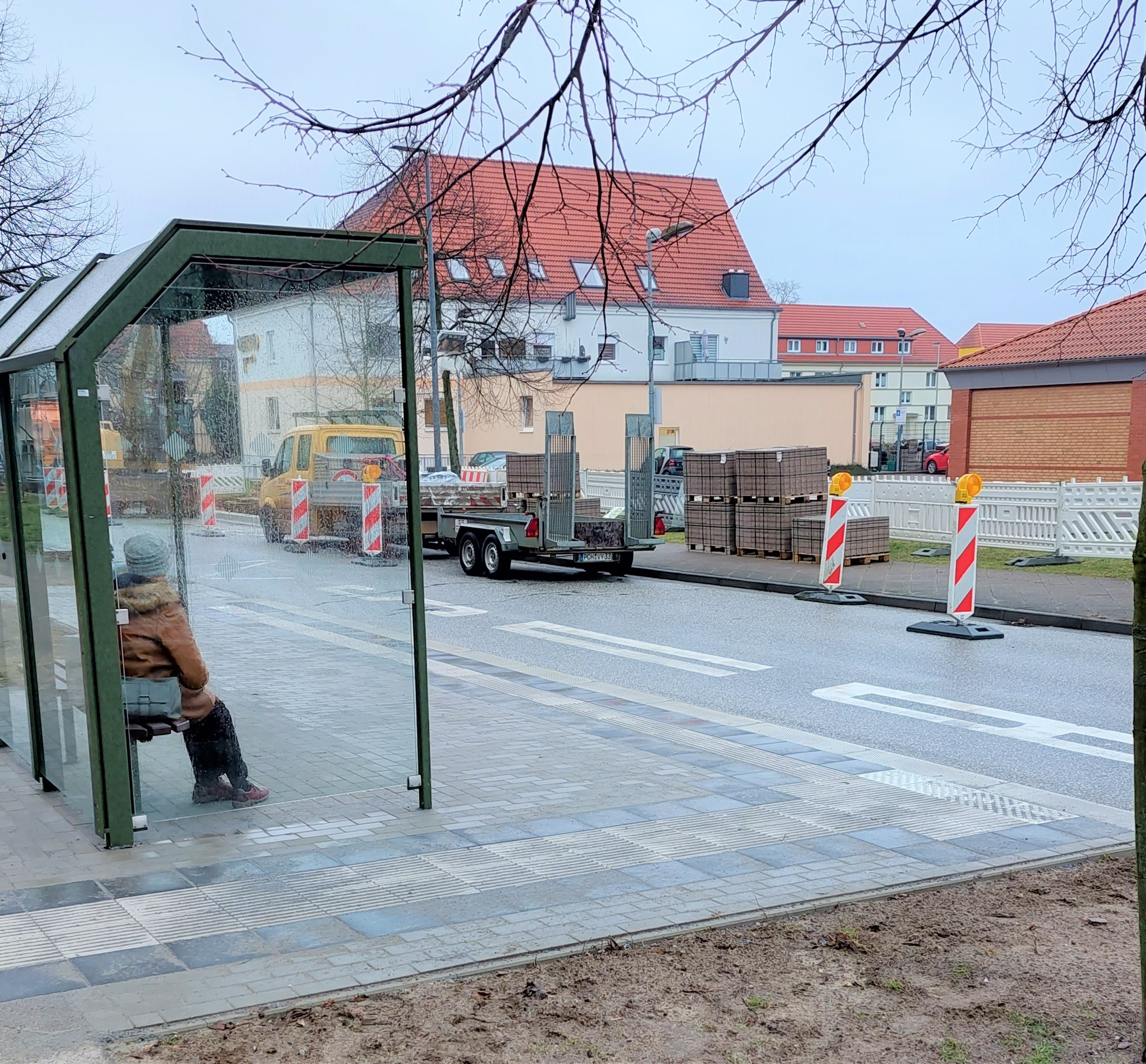 Bild aus der Leninstraße: Hier sind die Umbauarbeiten zu barrierefreien Haltestellen bereits vollendet.