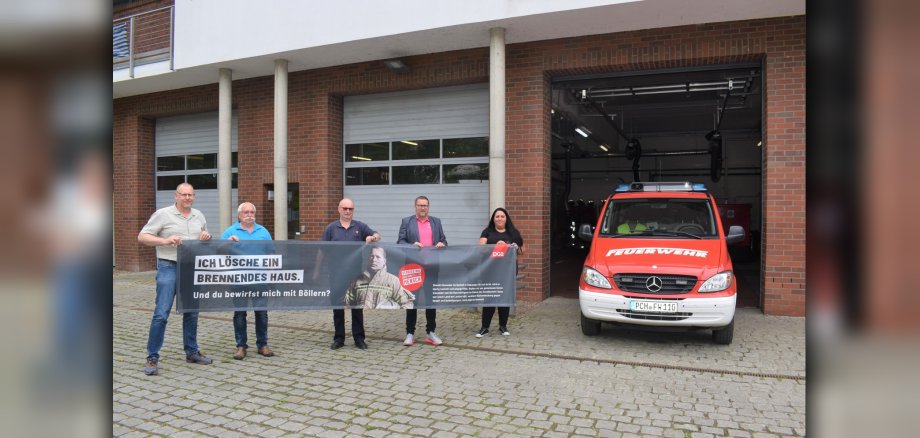 Plakatpräsentation zur Initiative des DGB bei der Feuerwehr