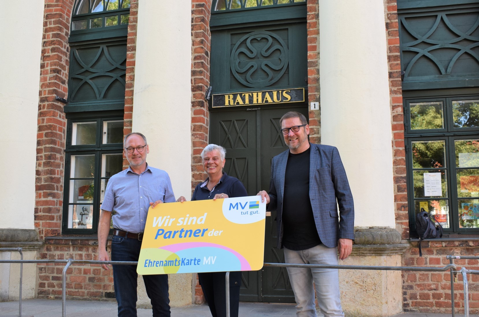 Dirk Johannisson (Fachbereichsleitung Kultur, Jugend und Soziales), Angelika Lübcke (MitMachZentrale Ludwigslust-Parchim) und Bürgermeister Dirk Flörke bei der Präsentation der Kooperationsvereinbarung "Ehrenamtskarte MV"