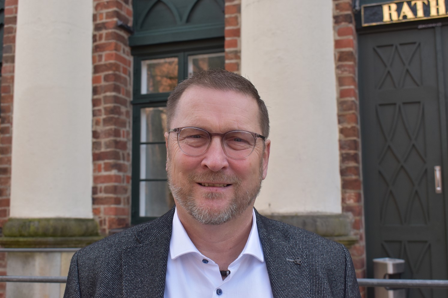 Bürgermeister Dirk Flörke vor dem Rathaus