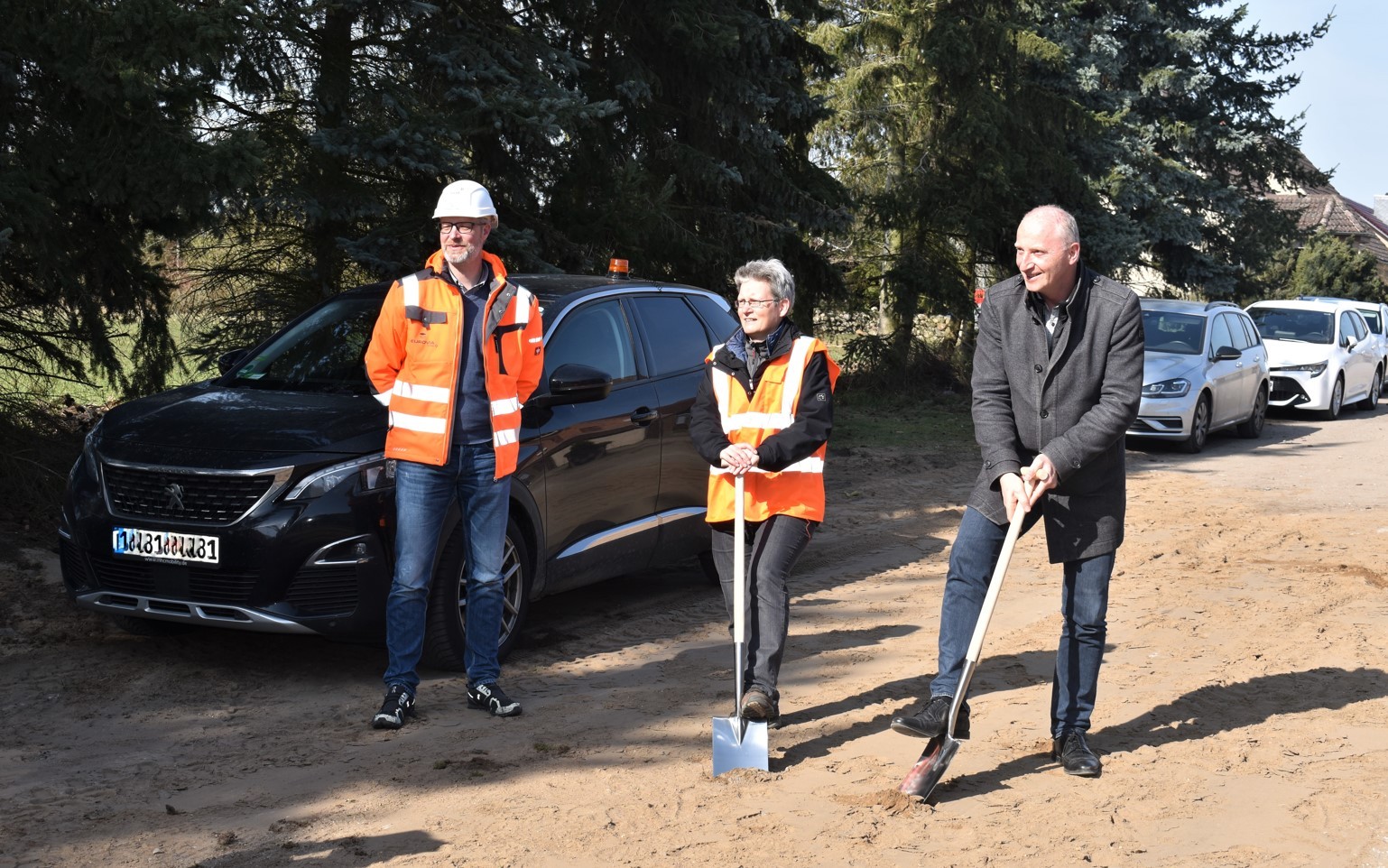 Andrea Bickel vom beteiligten Planungsbüro IBD Ingenieursgesellschaft mbH und der stellvertretende Bürgermeister Frank Schmidt beim symbolischen ersten Spatenstich.