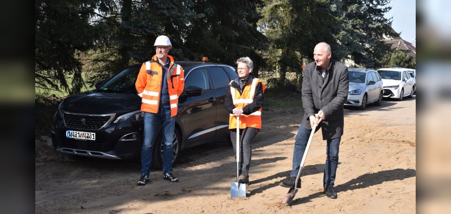 Andrea Bickel vom beteiligten Planungsbüro IBD Ingenieursgesellschaft mbH und der stellvertretende Bürgermeister Frank Schmidt beim symbolischen ersten Spatenstich.