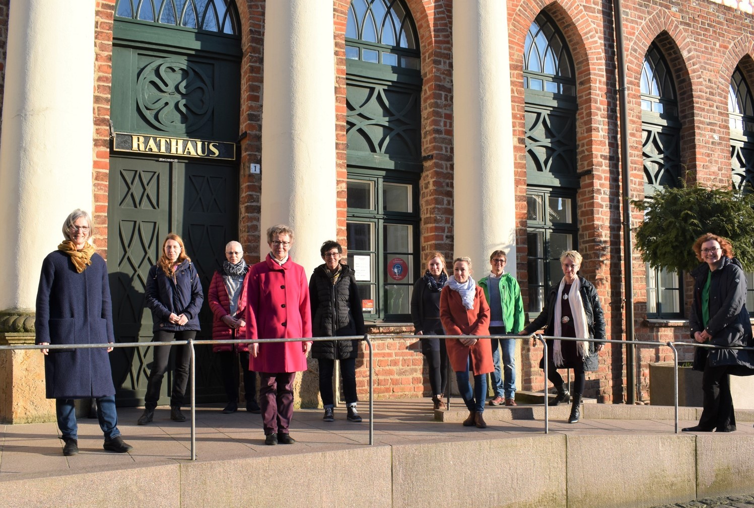 Die Sachgebietsleiterinnen vor dem Rathaus