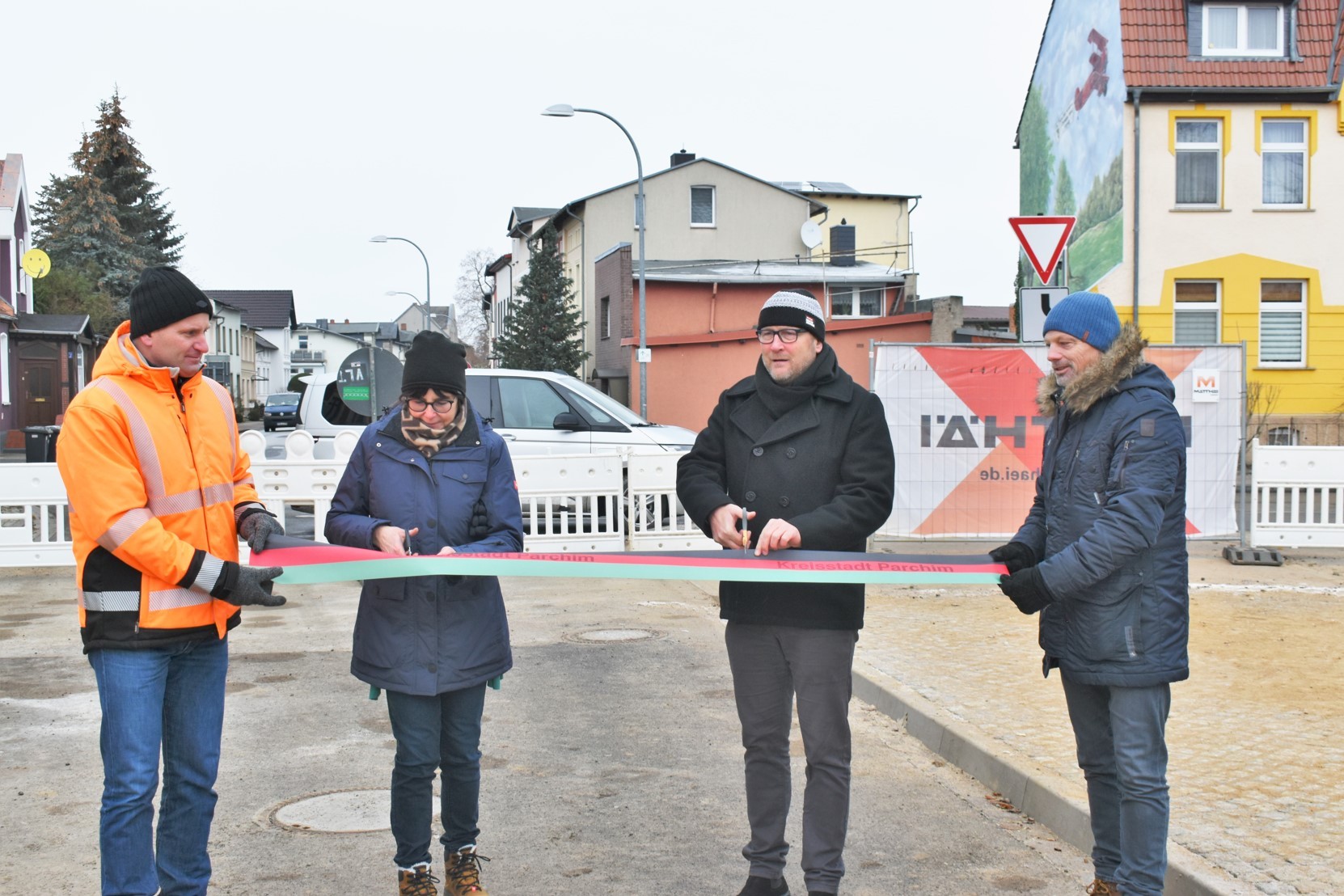 Planer Heiko Rohatzsch (IB Brückenköpfe GmbH), Sabine Dittmer aus dem Bauamt, Bürgermeister Dirk Flörke und Björn Bick von der bauausführenden Firma (Matthäi Bauunternehmen GmbH & Co. KG) durchtrennen das symbolische Band.