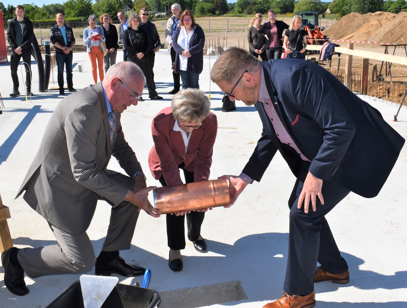 Grundsteinlegung durch Schulleiter Peter-Michael Dreeser, Stadtpräsidentin Ilka Rohr und Bürgermeister Dirk Flörke für den Schulneubau
