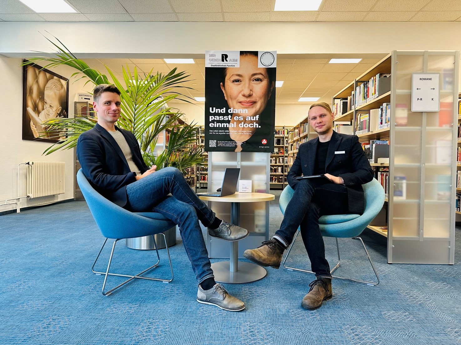 Henri Böke, Berufsberater im Erwerbsleben (l.) und Goran Misaljevic, Leiter der Stadtbibliothek Parchim. 