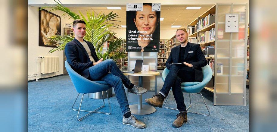 Henri Böke, Berufsberater im Erwerbsleben (l.) und Goran Misaljevic, Leiter der Stadtbibliothek Parchim. 