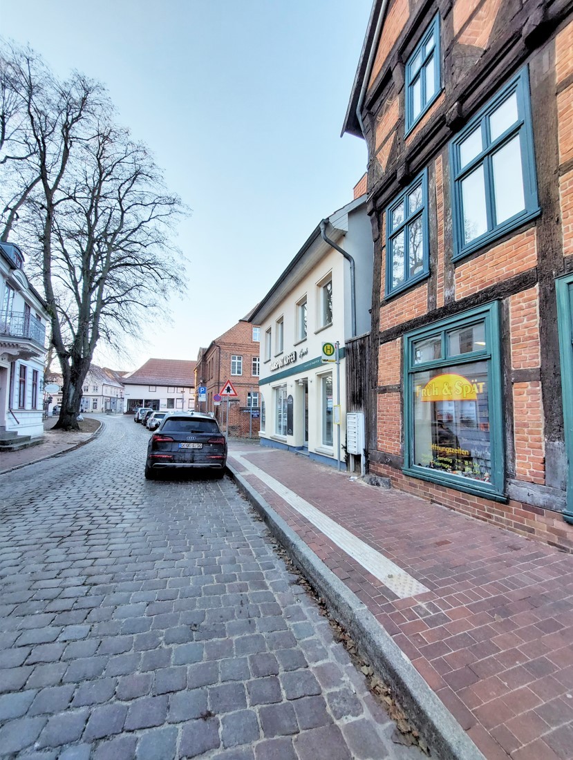 Bauarbeiten abgeschlossen: Ab dem 20. Dezember 2023 wird diese behindertengerechte Bushaltestelle in der Lindenstraße die Haltestellen am Alten Markt und in der Langen Straße ersetzen.