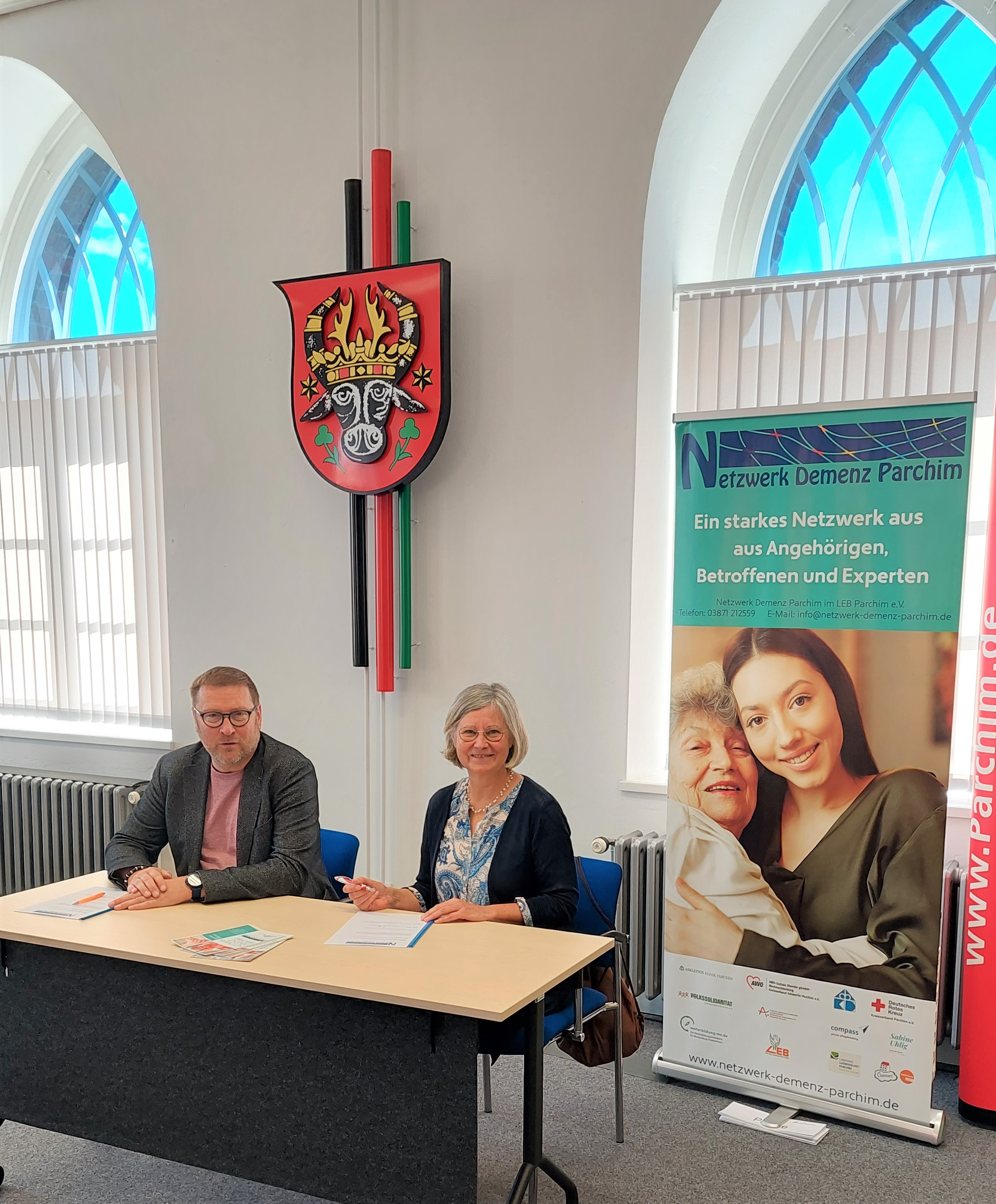 Sabine Uhlig vom Netzwerk Demenz Parchim und Bürgermeister Dirk Flörke unterzeichnen die Kooperationsvereinbarung