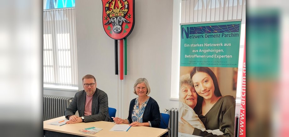 Sabine Uhlig vom Netzwerk Demenz Parchim und Bürgermeister Dirk Flörke unterzeichnen die Kooperationsvereinbarung