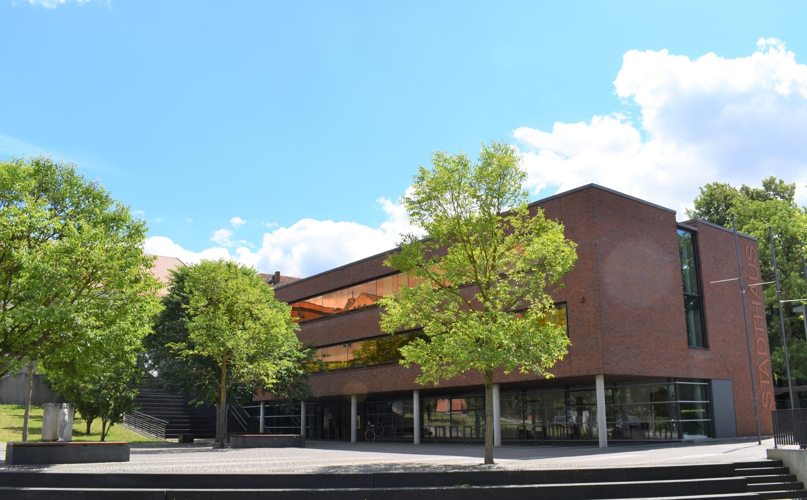 Stadthaus mit Standesamt und Bäumen im Vordergrund