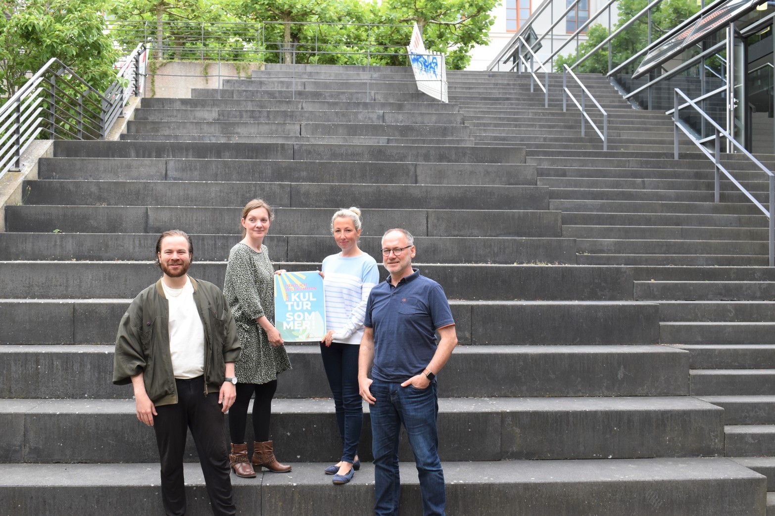 Künstler Julian Dietz, dazu vom Fachbereich Kultur, Jugend und Soziales der Parchimer Stadtverwaltung: Julia Kernen, Sachgebietsleiterin Kathrin Prediger und Fachbereichsleiter Dirk Johannisson