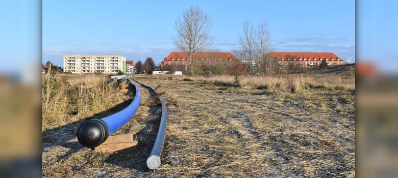 Geschafft: Der Fernwärmeanschluss für klimafreundliche und innovative Wärme aus Eigenerzeugung der Parchimer Stadtwerke wurde unter der Elde-Müritz-Wasserstraße hindurchgeführt. 