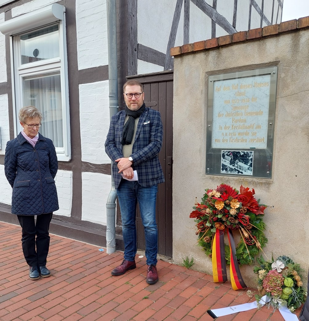 Stadtpräsidentin Ilka Rohr und Bürgermeister Dirk Flörke bei der Kranzniederlegung in de Parchimer Rosenstraße