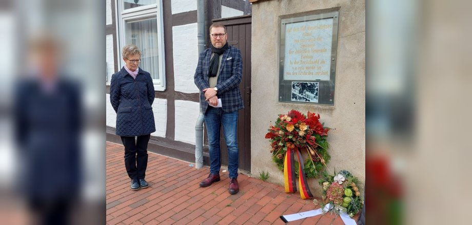 Stadtpräsidentin Ilka Rohr und Bürgermeister Dirk Flörke bei der Kranzniederlegung in de Parchimer Rosenstraße