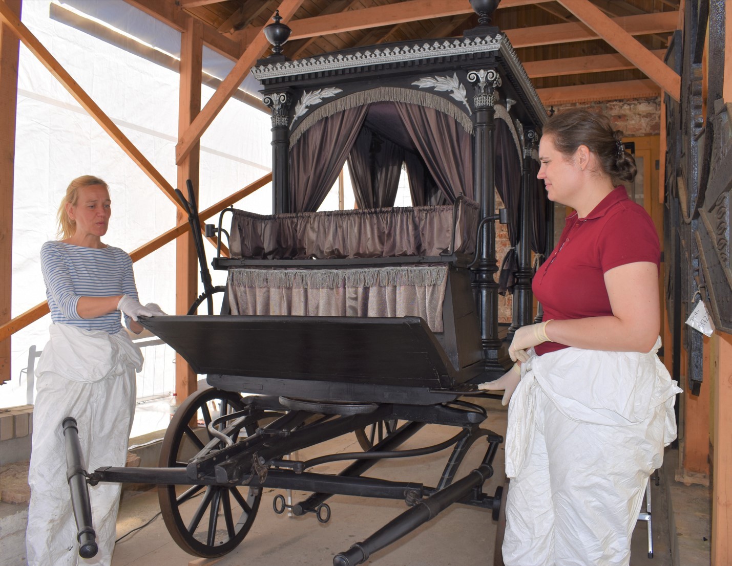 Die Diplom-Restauratorinnen Stephanie Schipper und Corinna Krömer präsentieren ihre Arbeit.