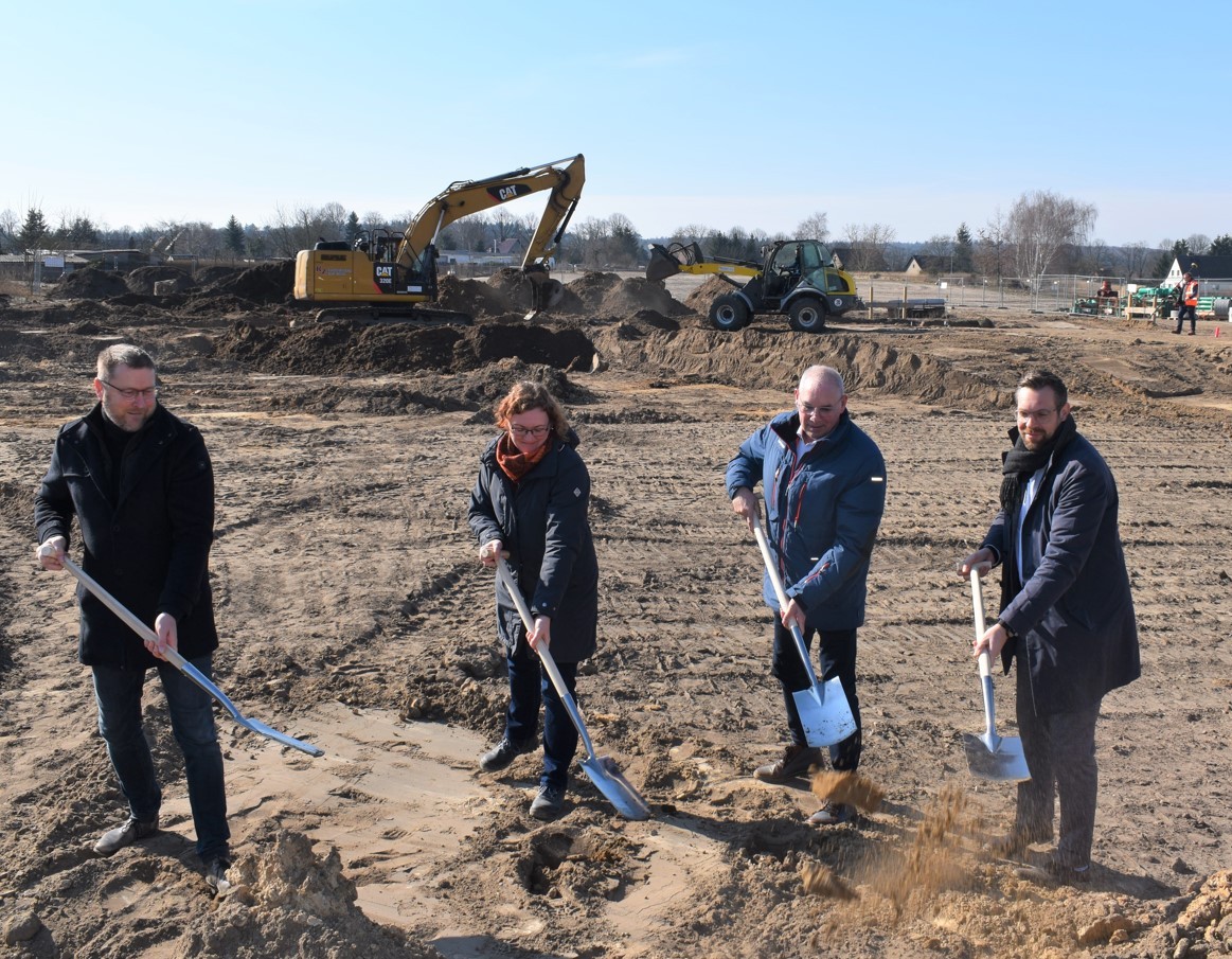 Erster Spatenstich zum Schulneubau durch Bürgermeister Dirk Flörke, Maren Niemann vom Bauamt der Stadt Parchim, Schulleiter Peter-Michael Dreeser und dem zuständigen Architekten Markus-Christian Kutz