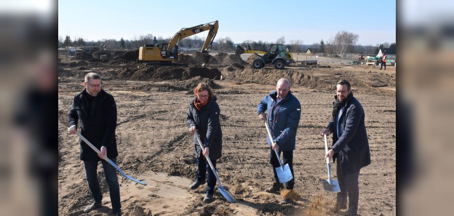 Erster Spatenstich zum Schulneubau durch Bürgermeister Dirk Flörke, Maren Niemann vom Bauamt der Stadt Parchim, Schulleiter Peter-Michael Dreeser und dem zuständigen Architekten Markus-Christian Kutz