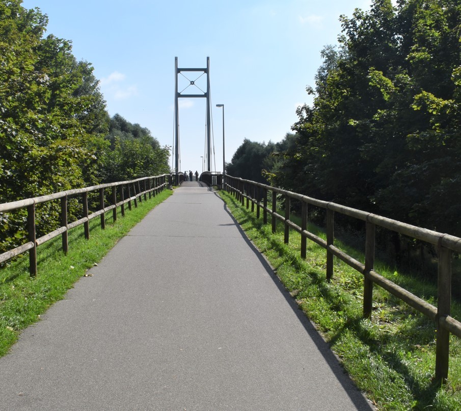 Plümperwiesenbrücke mit Grünfläche