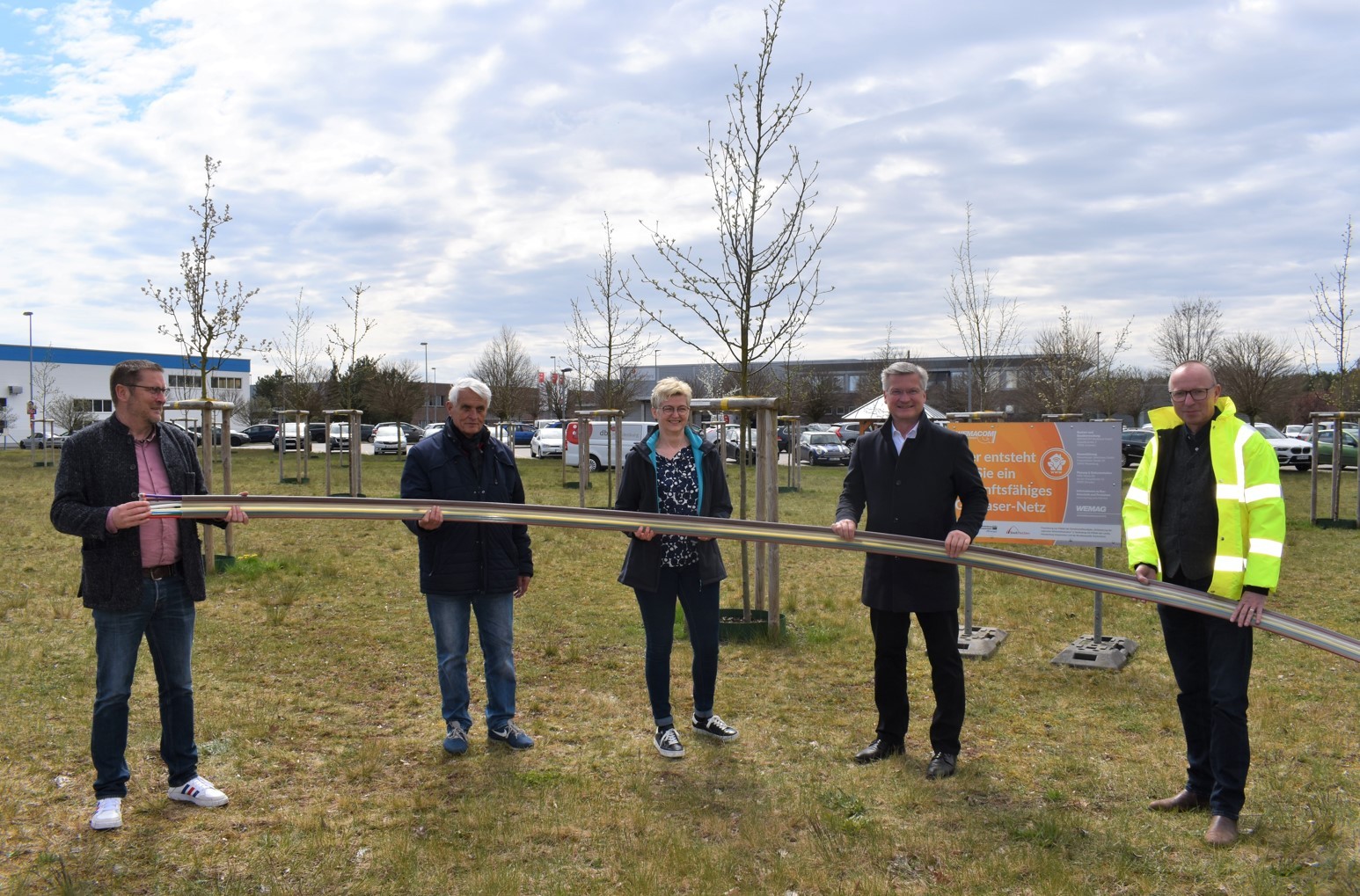 Startschuss zum Ausbau der Breitbandversorgung durch Bürgermeister Dirk Flörke, Wolfgang Klokow, Petra Bluhm vom Fachbereich Bau und Stadtentwicklung der Stadt Parchim, Wolfgang Waldmüller und Projektmanager André Uhlig von der WEMACOM