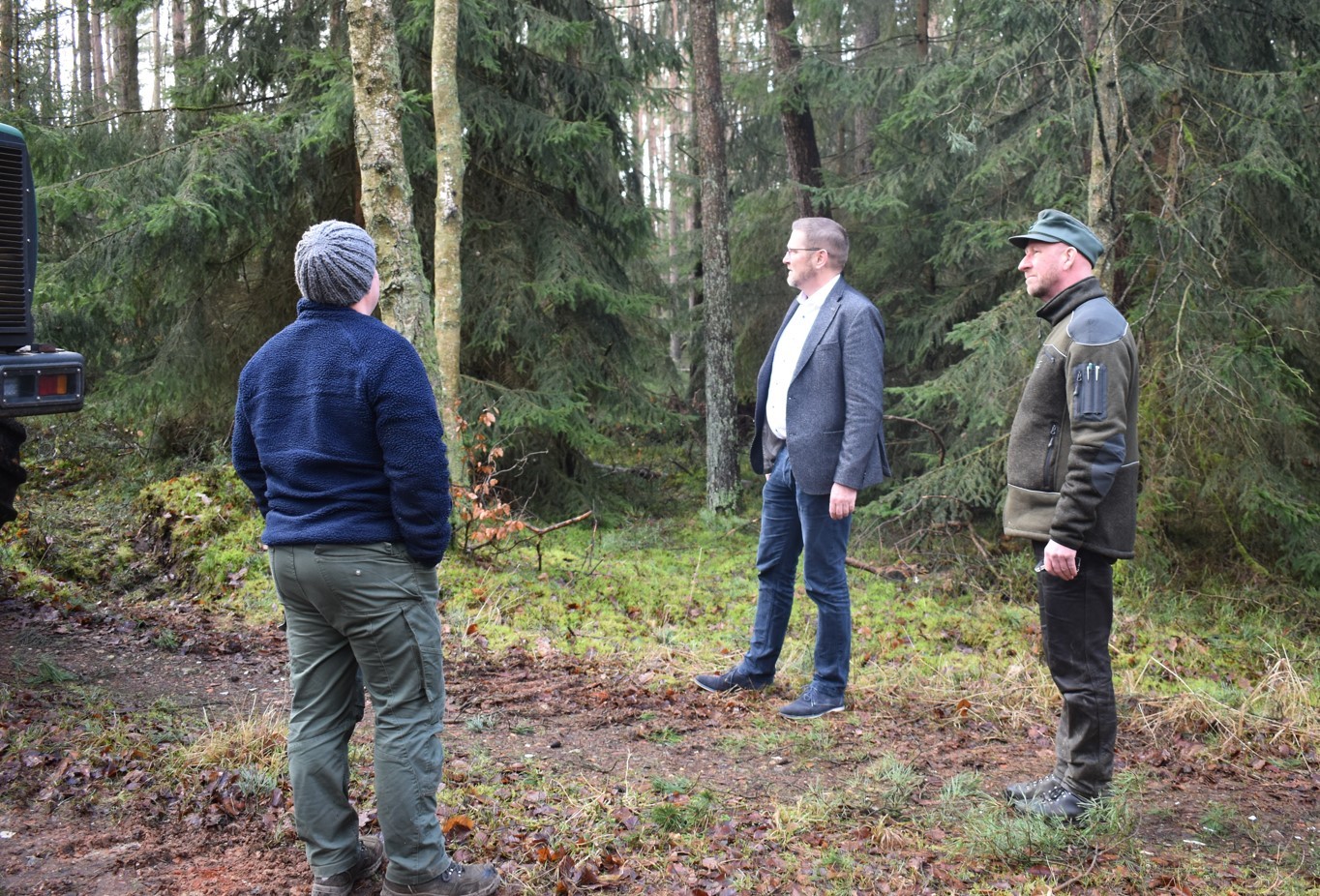 Bürgermeister Dirk Flörke und Oberförster Danilo Klaus besichtigen die Sturmschäden