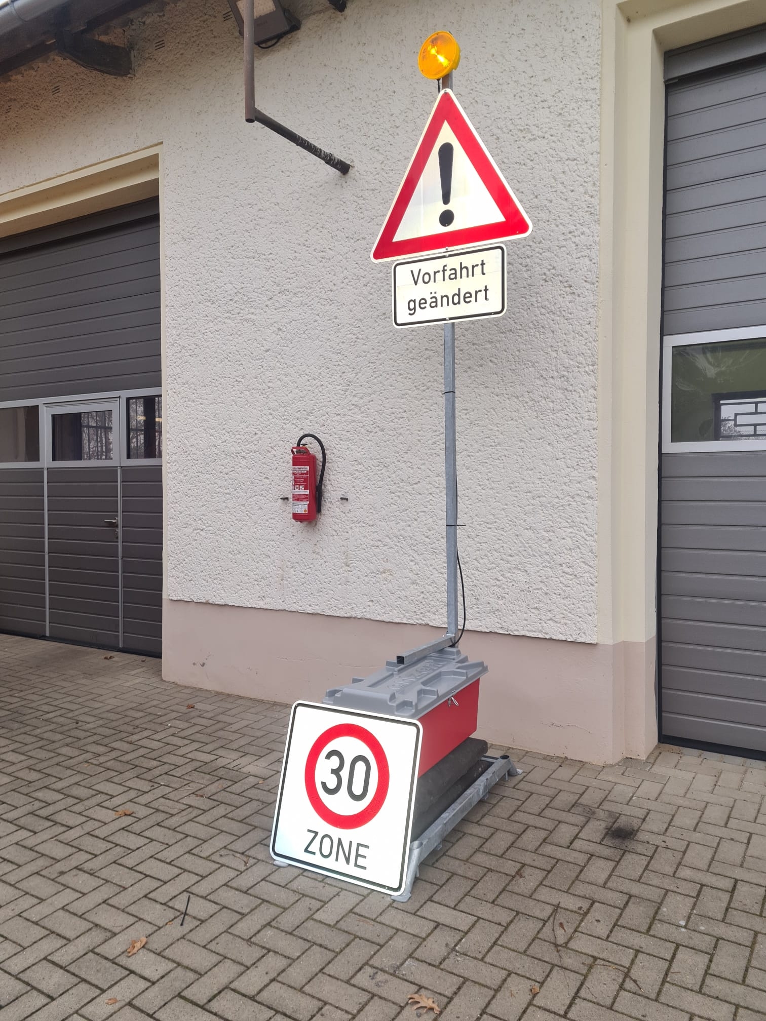 Ein mobiler Vorwarner weist auf die geänderten Vorfahrtsregeln hin