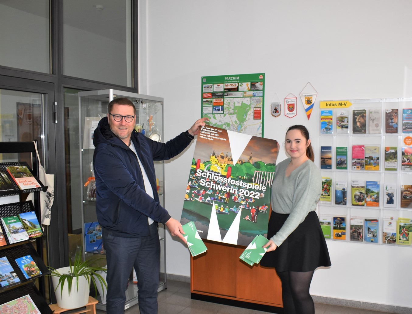 Bürgermeister Dirk Flörke und Mitarbeiterin Thalea Meyer in der Parchimer Stadtinformation