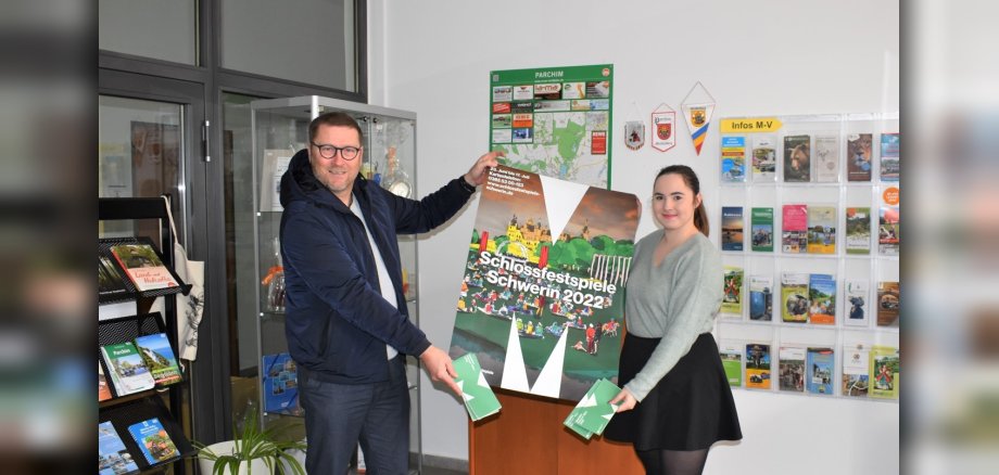 Bürgermeister Dirk Flörke und Mitarbeiterin Thalea Meyer in der Parchimer Stadtinformation