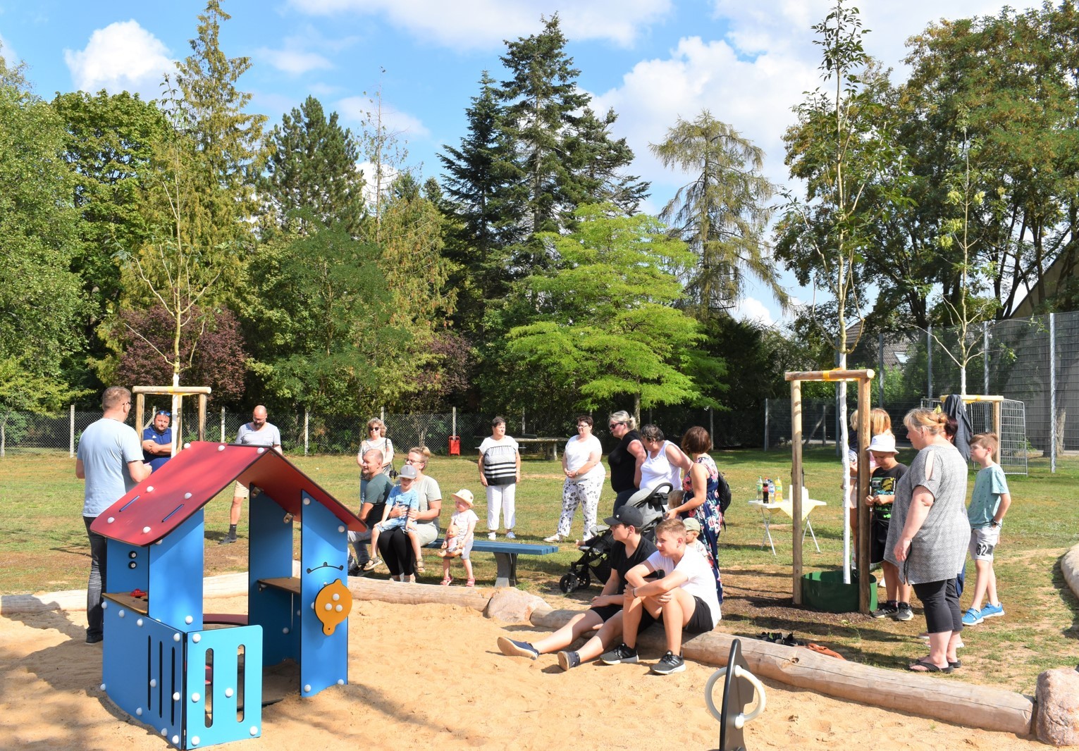 Übergabe des neuen Spielplatzes in Neuklockow mit zahlreichen Besuchern