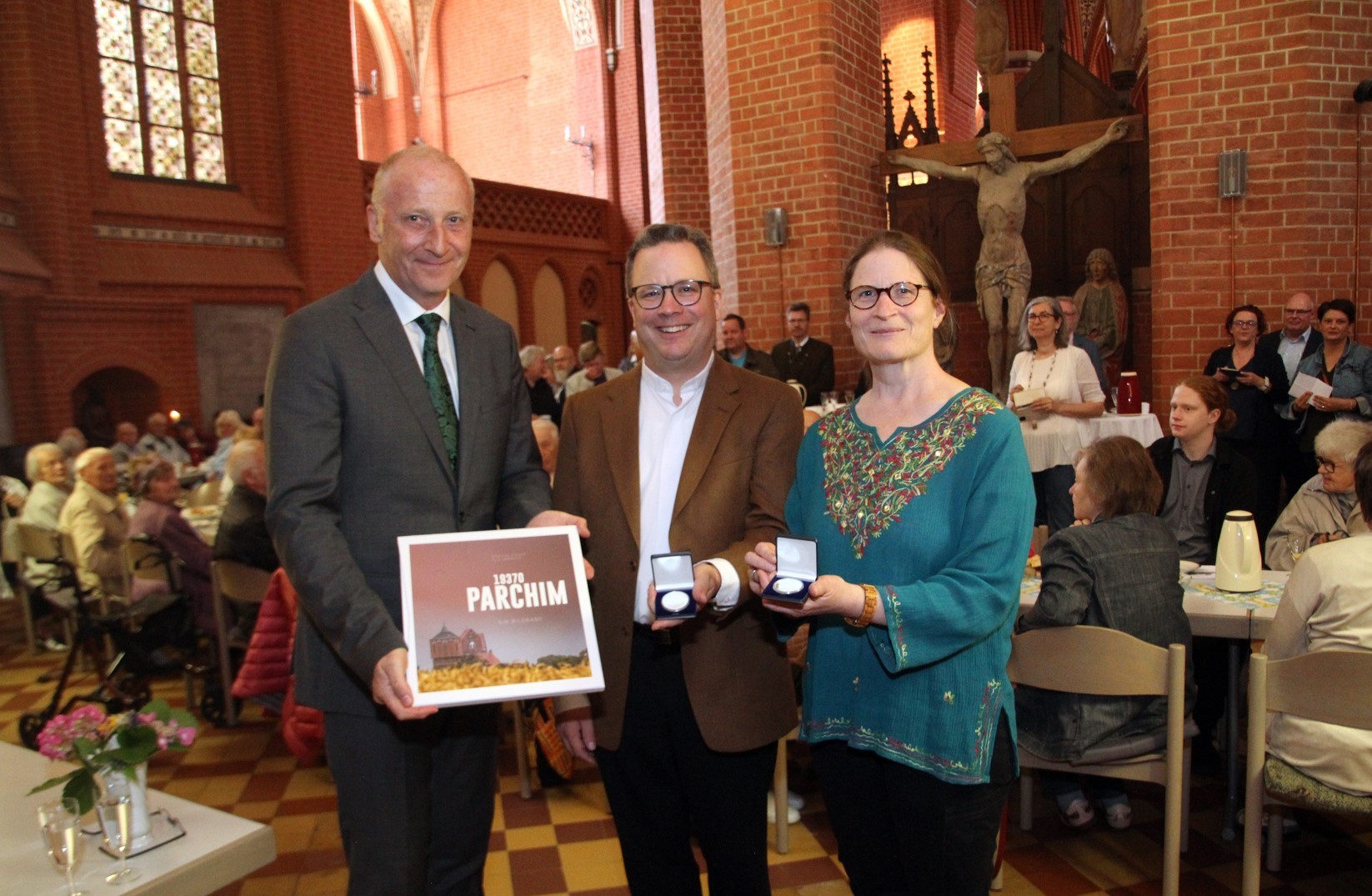 Verleihung der Ehrenmedaille der Stadt Parchim: Stellvertretender Bürgermeister Frank Schmidt, Pastor Peter Stockmann und Pastorin Jessica Warnke-Stockmann
