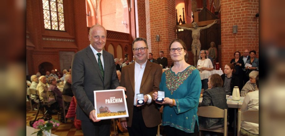 Verleihung der Ehrenmedaille der Stadt Parchim: Stellvertretender Bürgermeister Frank Schmidt, Pastor Peter Stockmann und Pastorin Jessica Warnke-Stockmann