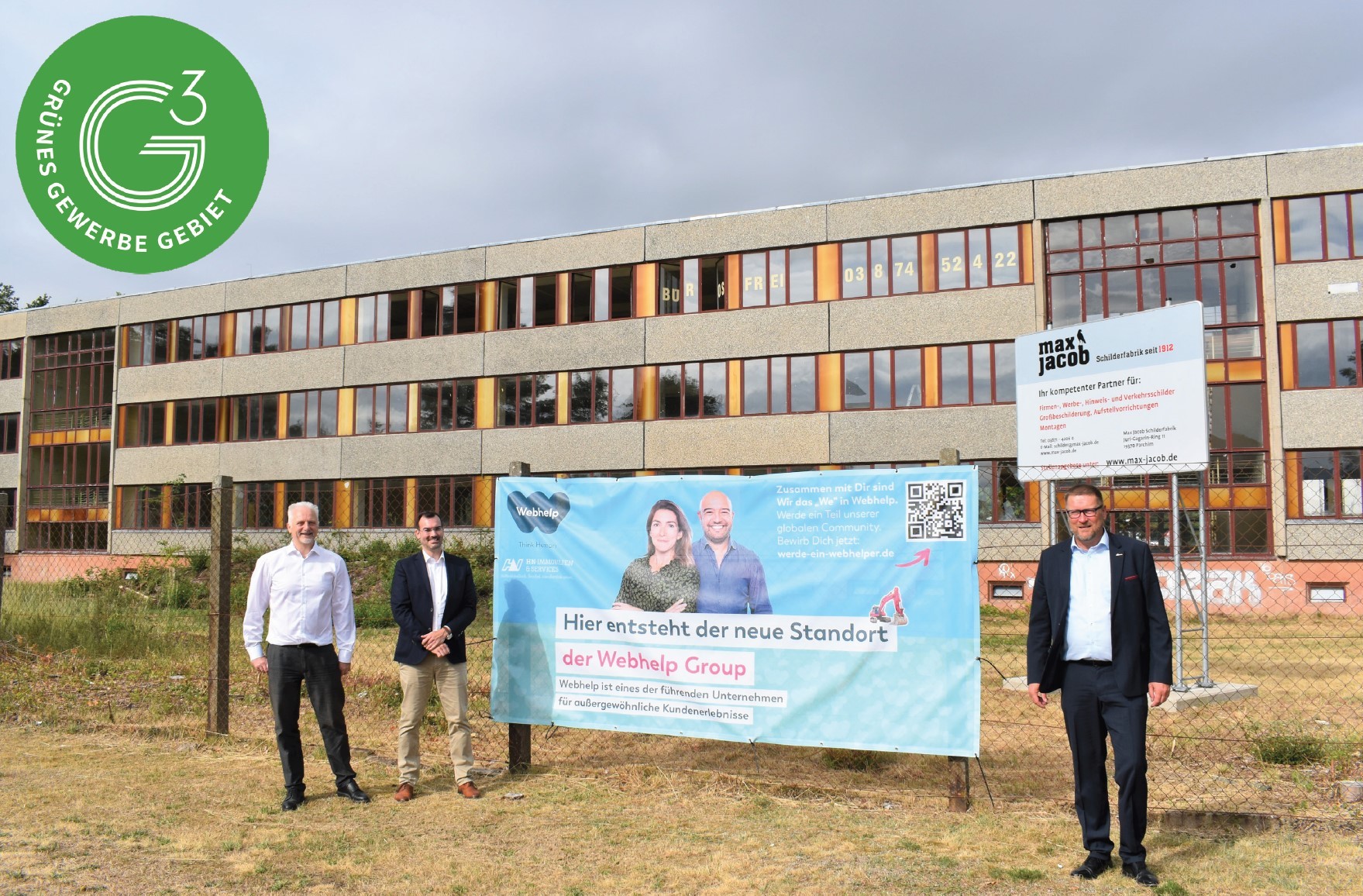Dr. Robert Moll (Hydraulik Nord Holding), Robin van Acker (CEO Webhelp) und Bürgermeister Dirk Flörke bei der Enthüllung der Plane zum Baustart am neuen Standort in Parchim.