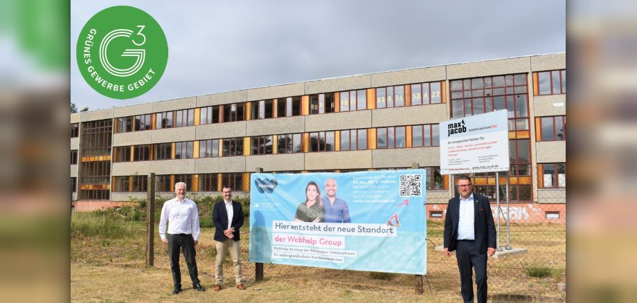 Dr. Robert Moll (Hydraulik Nord Holding), Robin van Acker (CEO Webhelp) und Bürgermeister Dirk Flörke bei der Enthüllung der Plane zum Baustart am neuen Standort in Parchim.