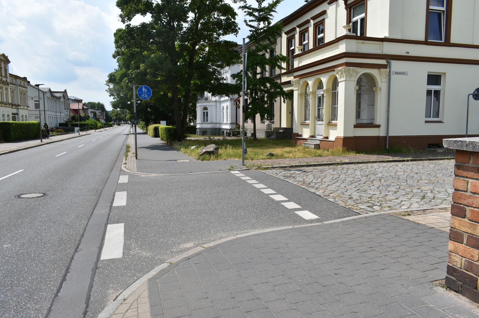 Hier soll durch die Maßnahmen die Sicherheit für den Rad- und Fußgängerverkehr erhöht werden: Straßeneinmündung an der Putlitzer Straße. 