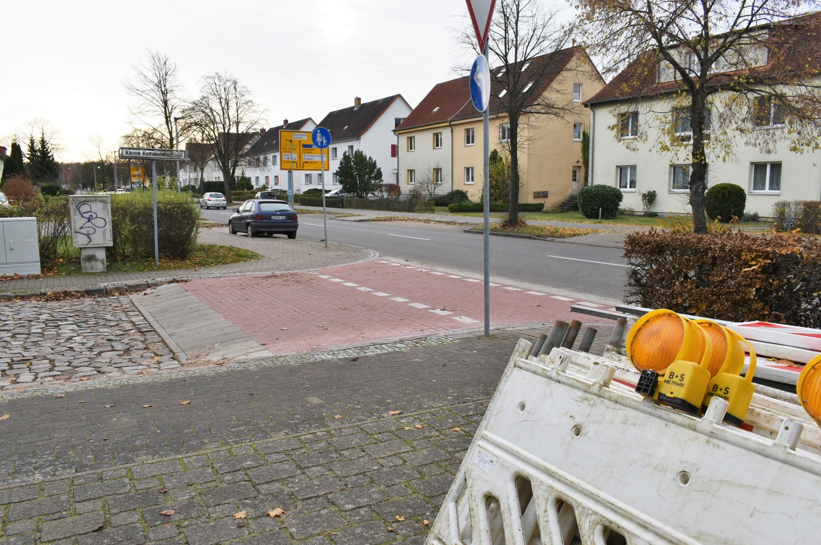 An der Einmündung der Kleinen Kemnadenstraße in die Putlitzer Straße werden in den kommenden Tagen abschließende Restarbeiten vorgenommen.
