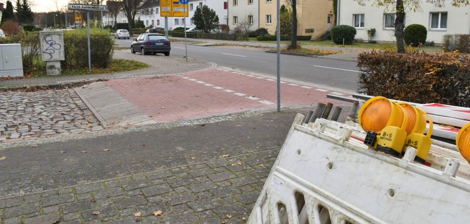 An der Einmündung der Kleinen Kemnadenstraße in die Putlitzer Straße werden in den kommenden Tagen abschließende Restarbeiten vorgenommen.