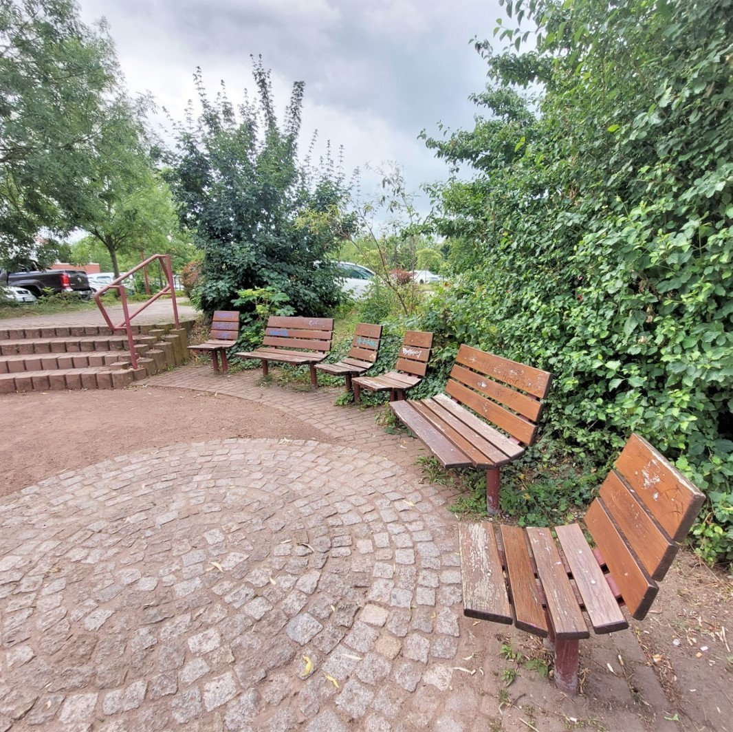 Die in die Jahre gekommenen Bänke gegenüber der Kulturmühle werden in den nächsten Tagen erneuert.