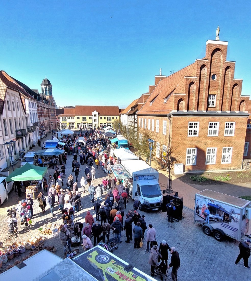 Der Bauernmarkt im Advent mit seinem bunten Angebot ist in jedem Jahr gut besucht. 