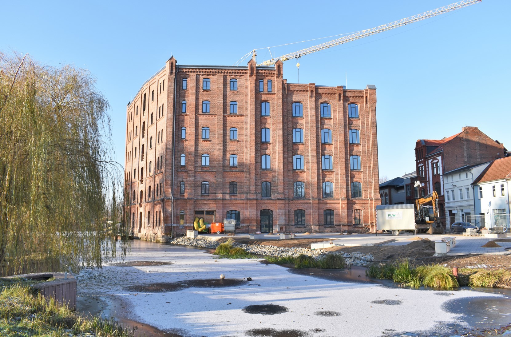 In der zehnten Kalenderwoche werden im Umfeld der Baustelle für die Kulturmühle Kranarbeiten durchgeführt. Für den Zeitraum der Arbeiten entfällt hier ein Teil der Parkplätze.