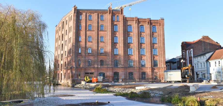 In der zehnten Kalenderwoche werden im Umfeld der Baustelle für die Kulturmühle Kranarbeiten durchgeführt. Für den Zeitraum der Arbeiten entfällt hier ein Teil der Parkplätze.