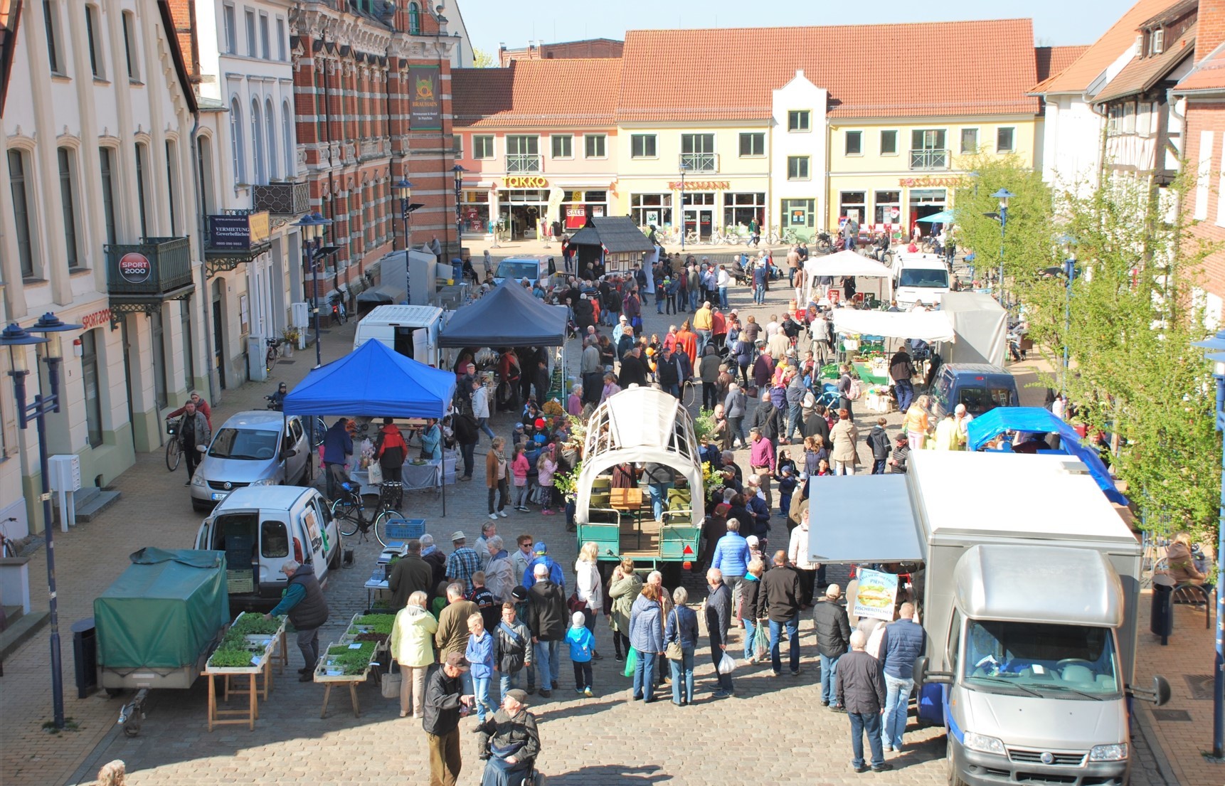 Der Frühlingsmarkt auf dem Parchimer Schuhmarkt mit seinem bunten Angebot ist in jedem Jahr gut besucht.