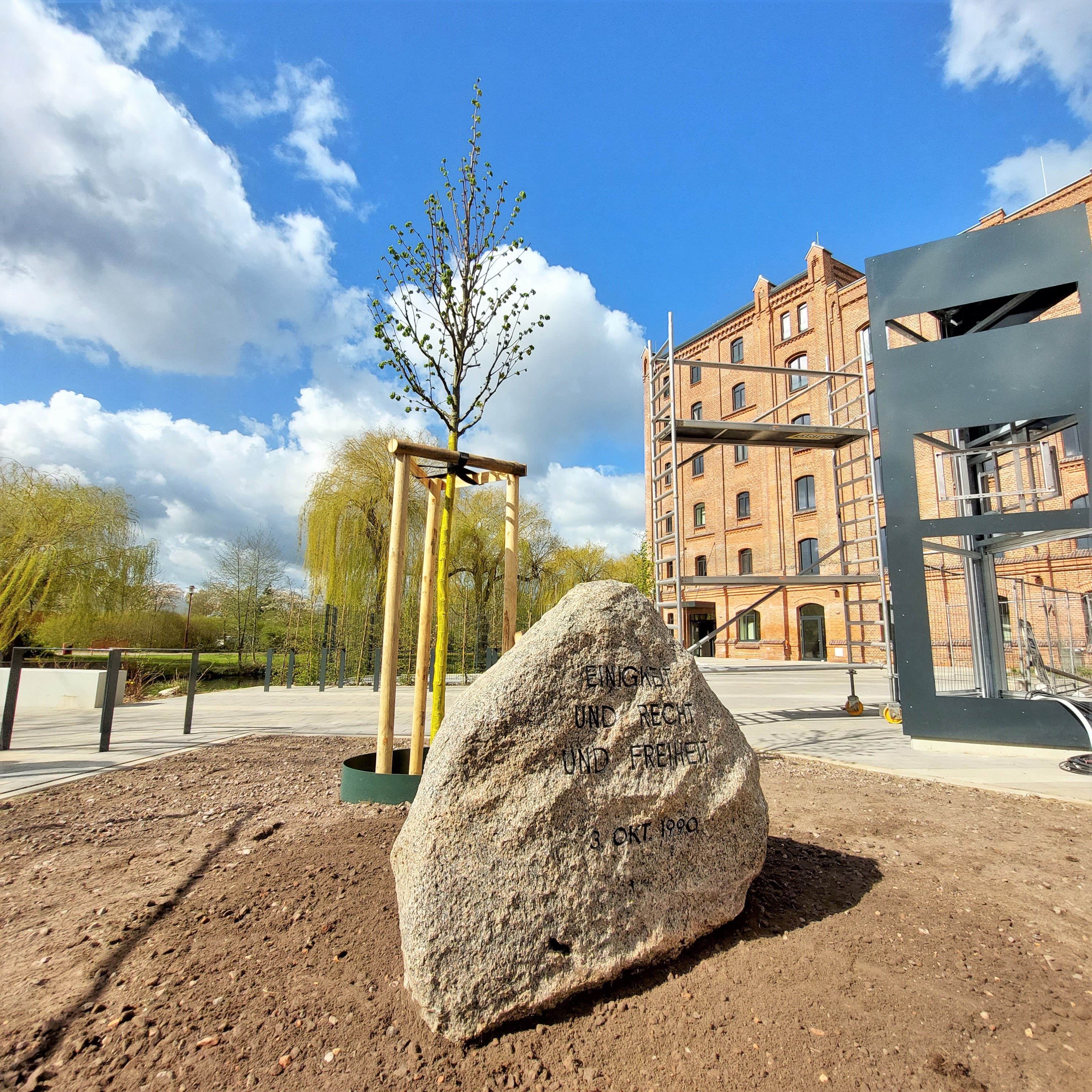 Der restaurierte Gedenkstein und die Einheitslinde bilden das bekannte Ensemble an neuem Standort vor der Parchimer Kulturmühle. 