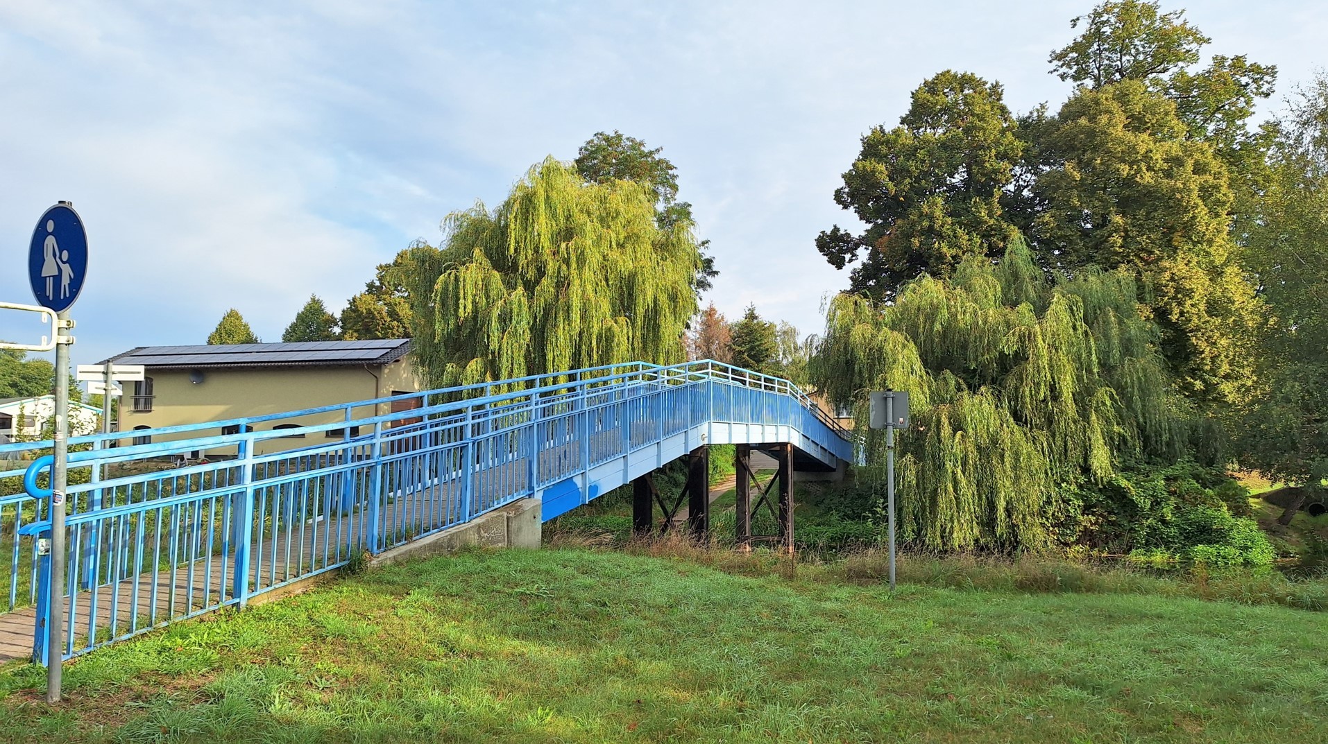 Instandsetzungsarbeiten: Die kleine Brücke über einen Arm der Elde benötigt ein wenig Pflege. 