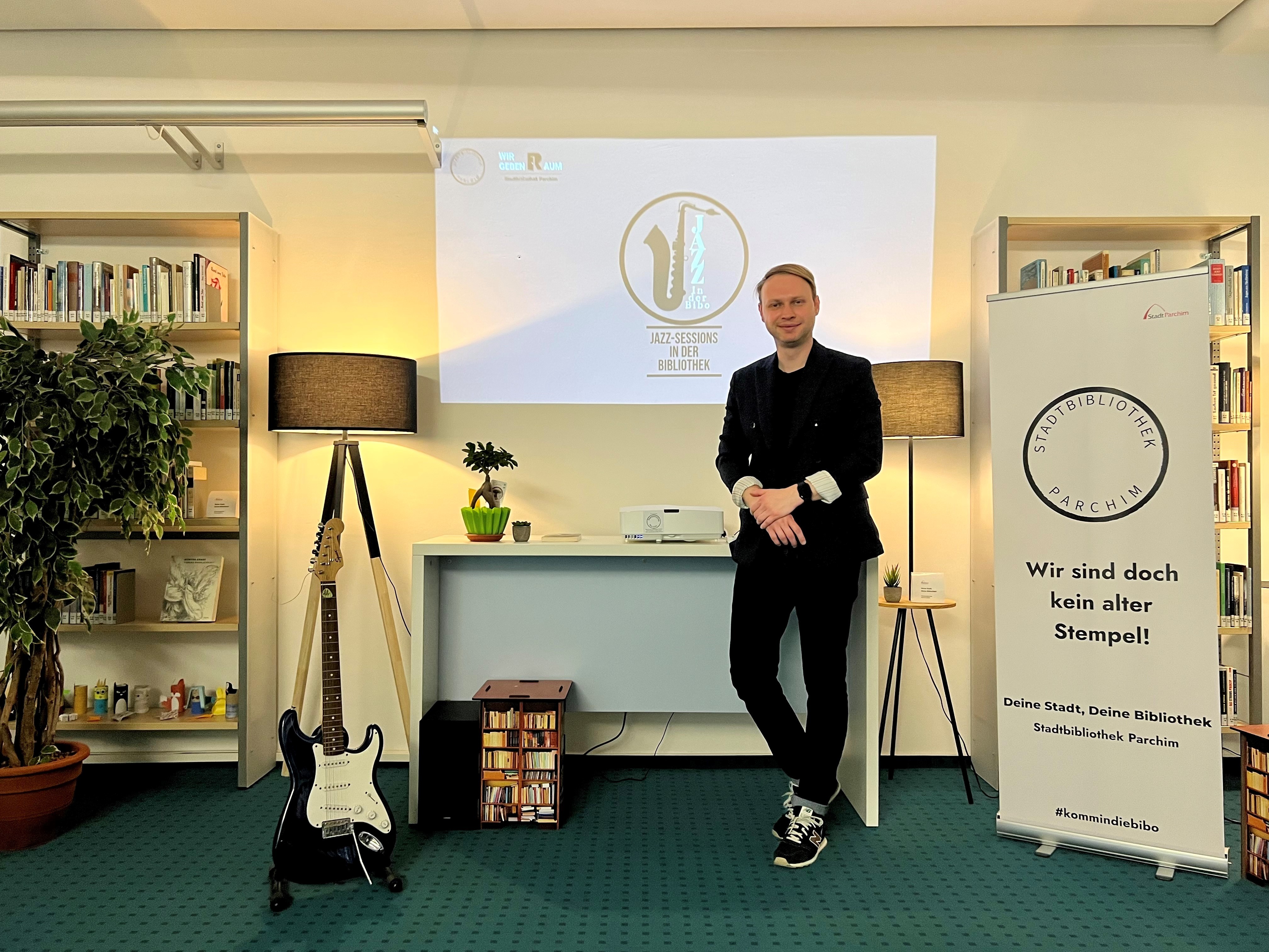 Der Leiter der Parchimer Stadtbibliothek Goran Misaljevic will seine Räumlichkeiten zu einem offenen Raum für Kultur weiterentwickeln.