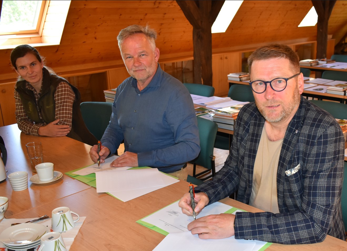 Unterzeichnen die gemeinsame Vereinbarung: Der Präsident des Landesjagdverbandes Mecklenburg-Vorpommern e. V. Thomas Nießen und Bürgermeister Dirk Flörke. 