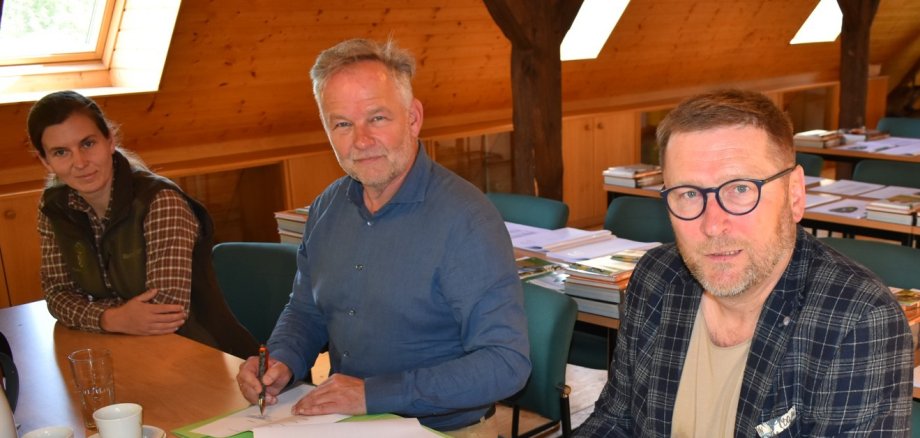 Unterzeichnen die gemeinsame Vereinbarung: Der Präsident des Landesjagdverbandes Mecklenburg-Vorpommern e. V. Thomas Nießen und Bürgermeister Dirk Flörke. 